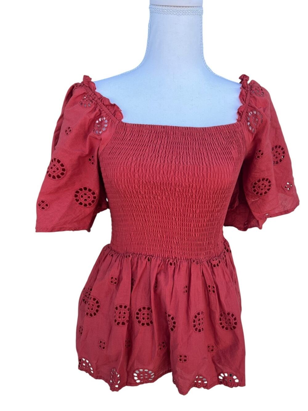 Q+A Los Angeles Red Smocked Top Flutter Short Sleeve Eyelet Detail Size XS